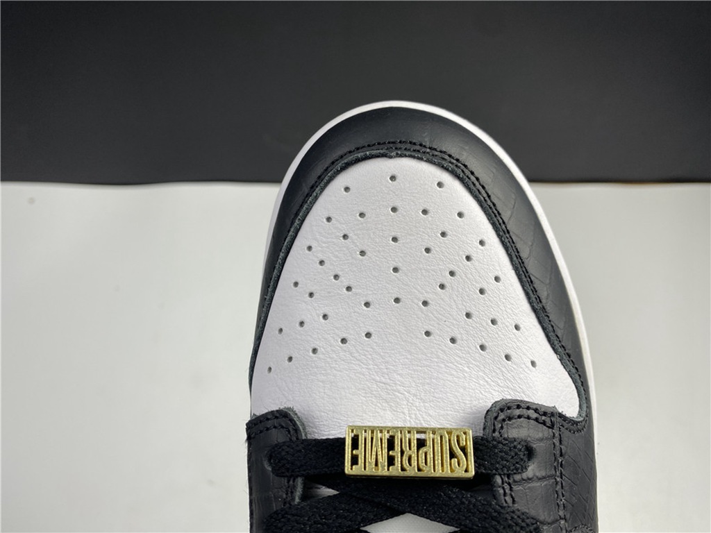 Svp*me x Nike SB Dunk Low DH3228-102